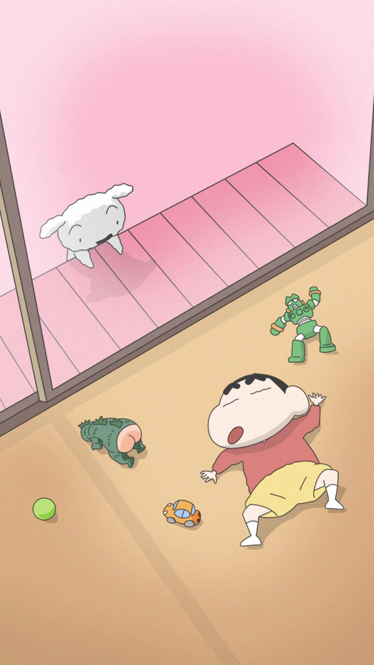 shinchan 桌布 壁紙 — 一個穿著紅色襯衫的卡通男孩躺在木地板上，周圍都是玩具，一隻白色的狗從粉紅色的門口探頭進來。