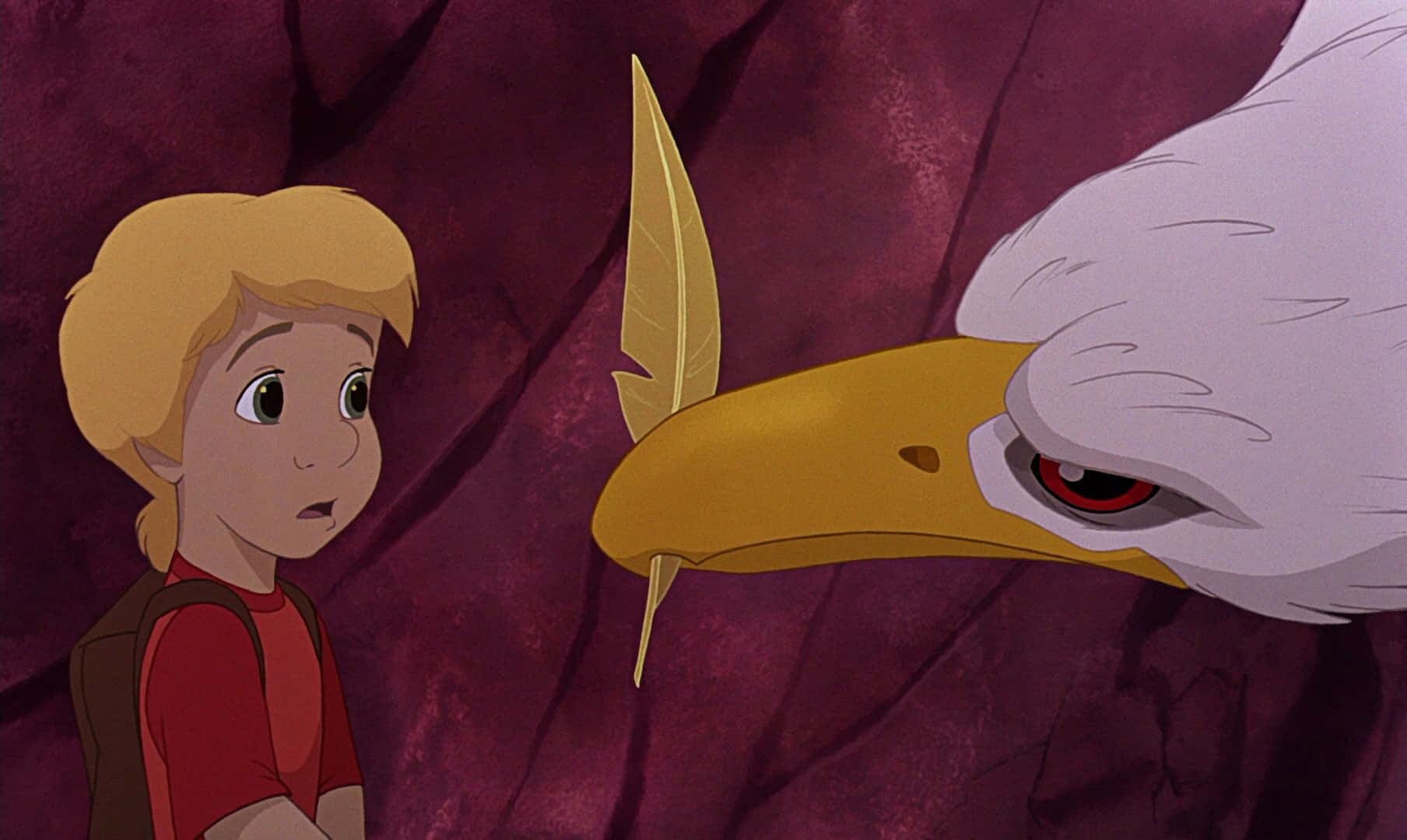 The Rescuers Down Under 桌布 壁紙 — 一個穿著紅色襯衫的小男孩，驚奇地凝視著一隻巨大的白色老鷹，牠正叼著一根金色羽毛，背景是深紫色的岩石。