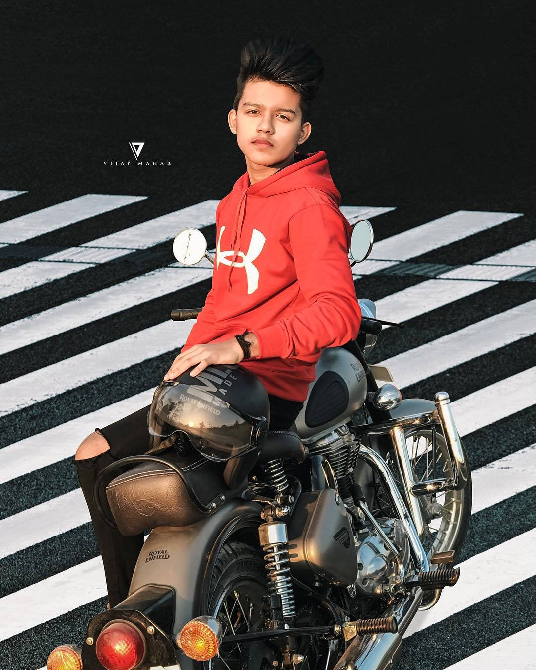 穿紅色連帽衫的年輕人坐在復古電單車上在條紋道路 — TikTok GIF 壁紙