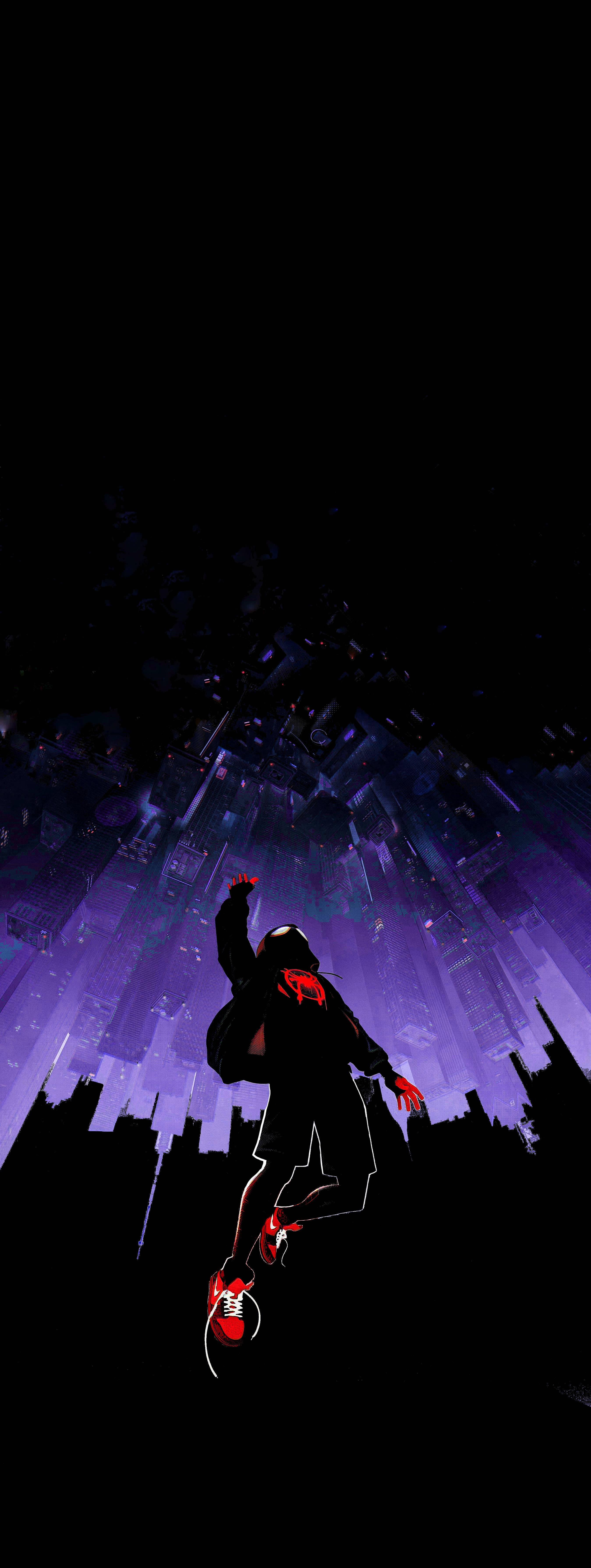 Miles Morales 動漫 桌布 壁紙 — 一個穿著紅色運動鞋的剪影人物在夜晚發光的紫色城市景觀中向上跳躍。