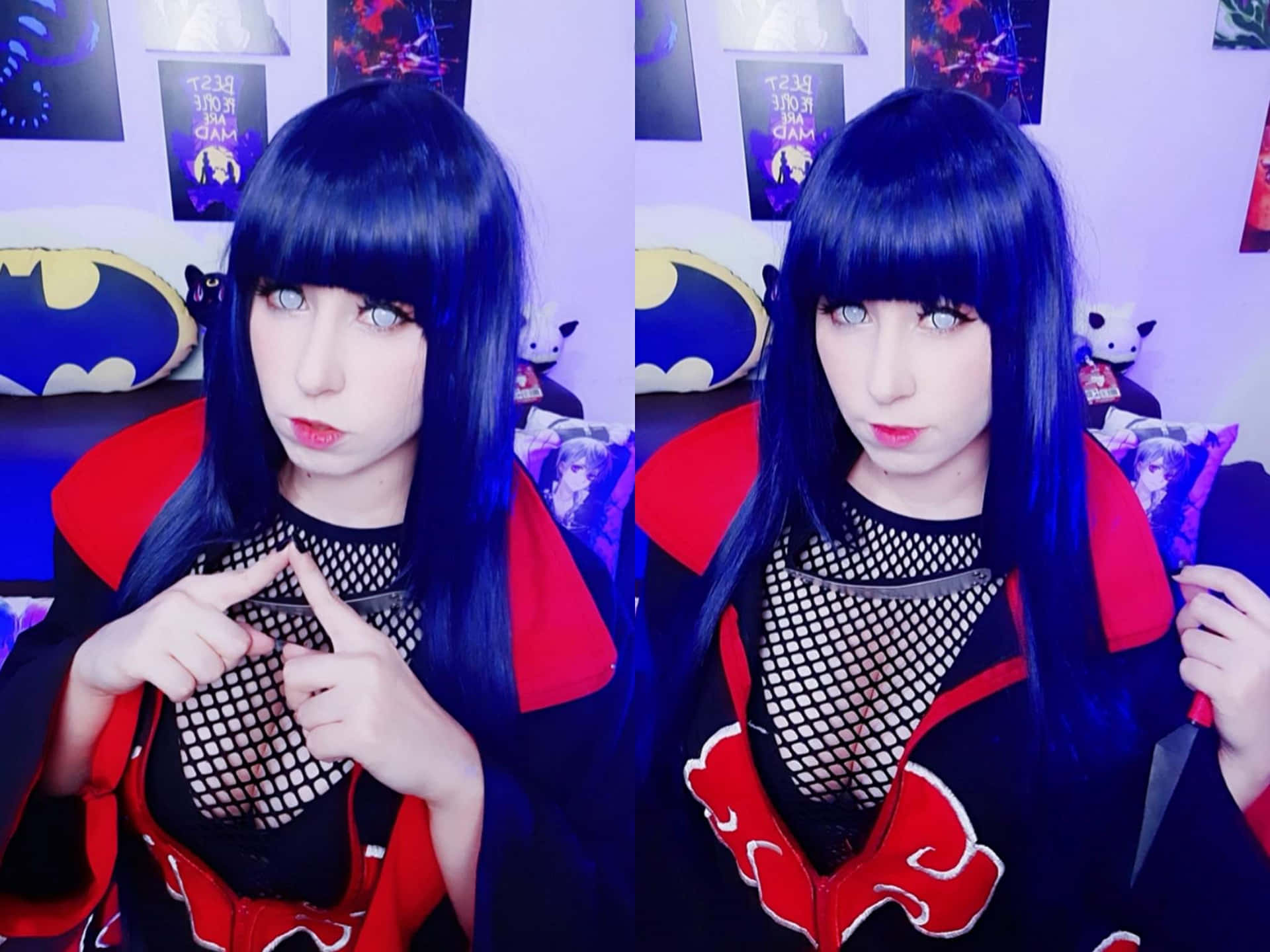 Akatsuki Hinata 桌布 壁紙 — 一個穿著紅黑cosplay服裝、藍色頭髮的人，在一個紫色燈光的房間裡指著自己的胸口，房間裡有海報和毛絨玩具。