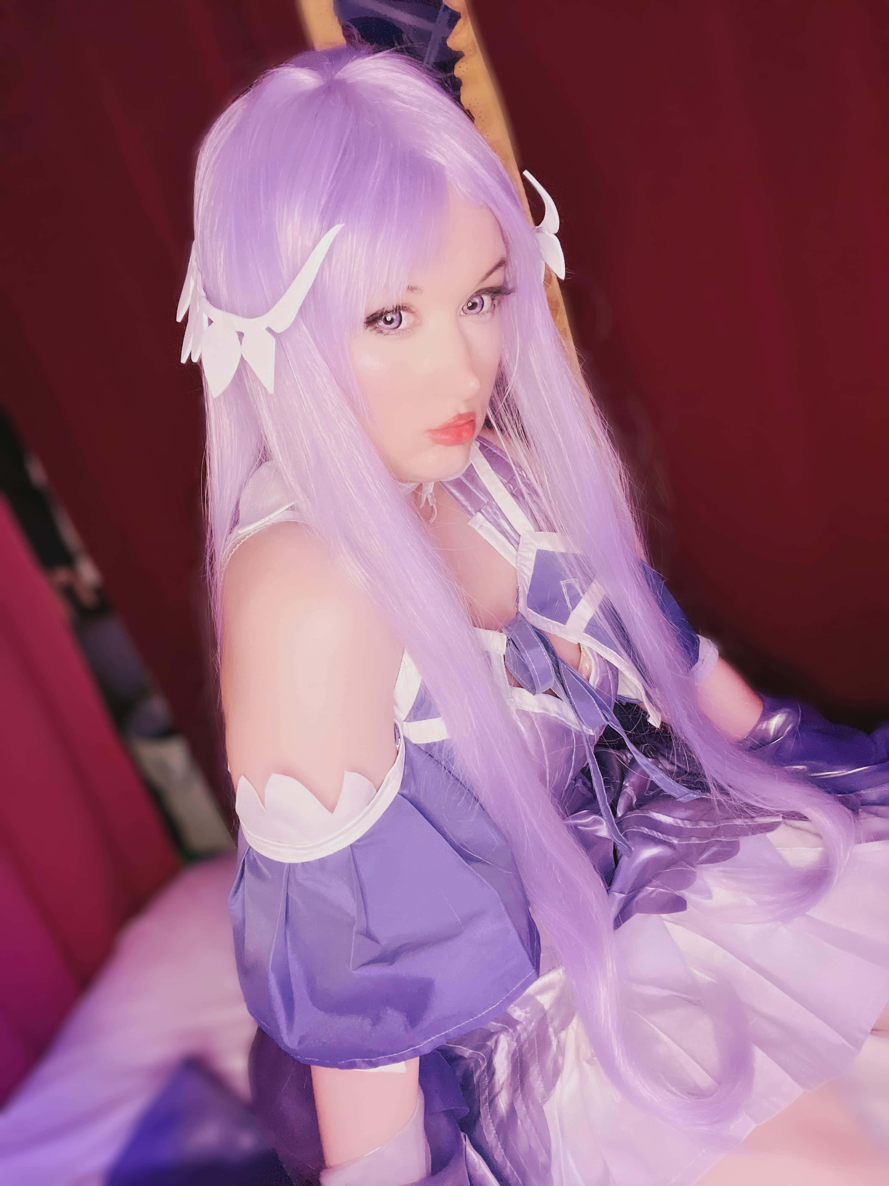 Sword Art Online Cosplay 桌布 壁紙 — 一個穿著紫白色動漫角色扮演、擁有長長薰衣草色頭髮的人，在深紅色窗簾背景前擺姿勢。