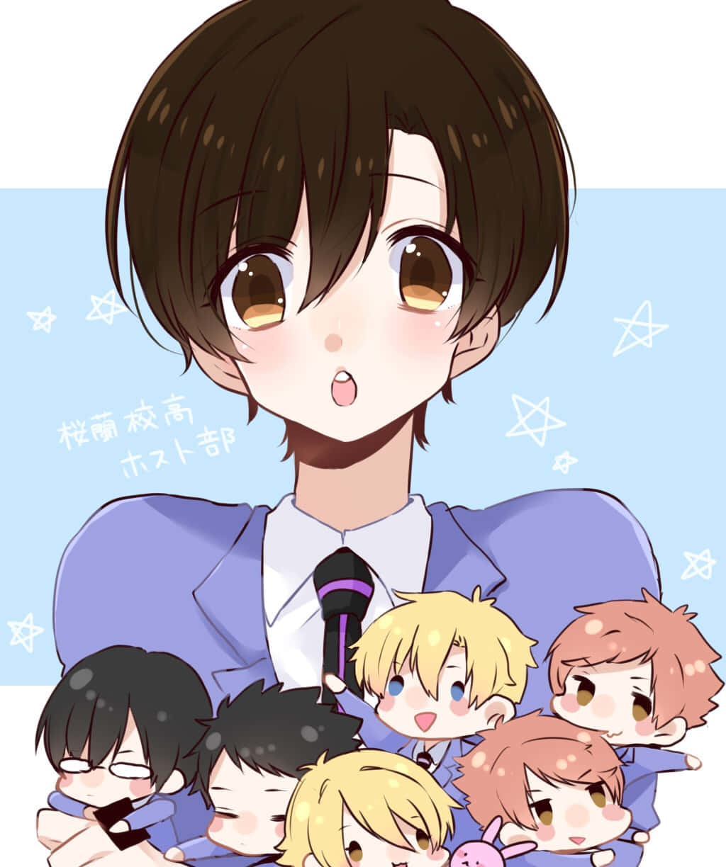 Tamaki Suoh 桌布 壁紙 — 一個穿著紫色西裝的驚訝動畫男孩拿著麥克風，周圍是他朋友的Q版角色，背景是淺藍色星空。