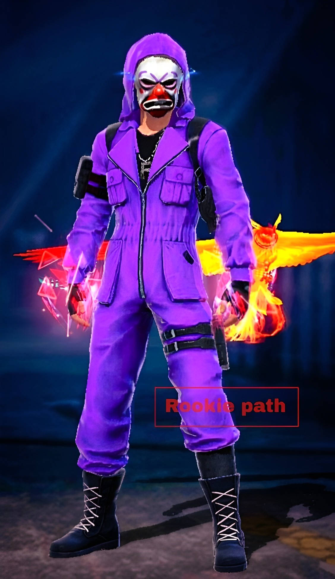 free fire criminal bundle 桌布 壁紙 — 一個穿著紫色連身衣和小丑面具的角色，在深藍色背景上揮舞著發光的火焰翅膀。