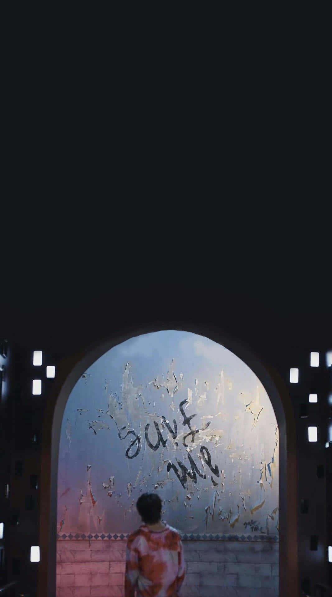 Bts Fanart 桌布 壁紙 — 一個穿著紮染襯衫的人站在一個濺滿雨水的拱形窗前，窗上寫著 'fine art'，周圍是黑暗的發光面板。