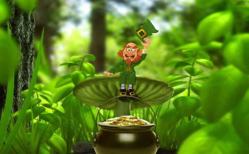 Saint Patricks Day 桌布 壁紙 — 一個穿著綠色衣服的快樂卡通小矮妖，在茂密的森林中，從一個裝滿金幣的鍋旁邊的巨大葉子上揮手。
