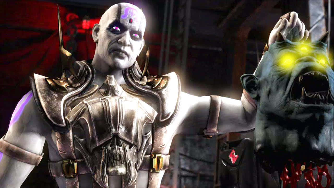 Mortal Kombat Quan Chi 桌布 壁紙 — 一個穿著華麗盔甲、令人畏懼的光頭反派，在黑暗的工業環境中手持一個發光眼睛的怪物頭顱。