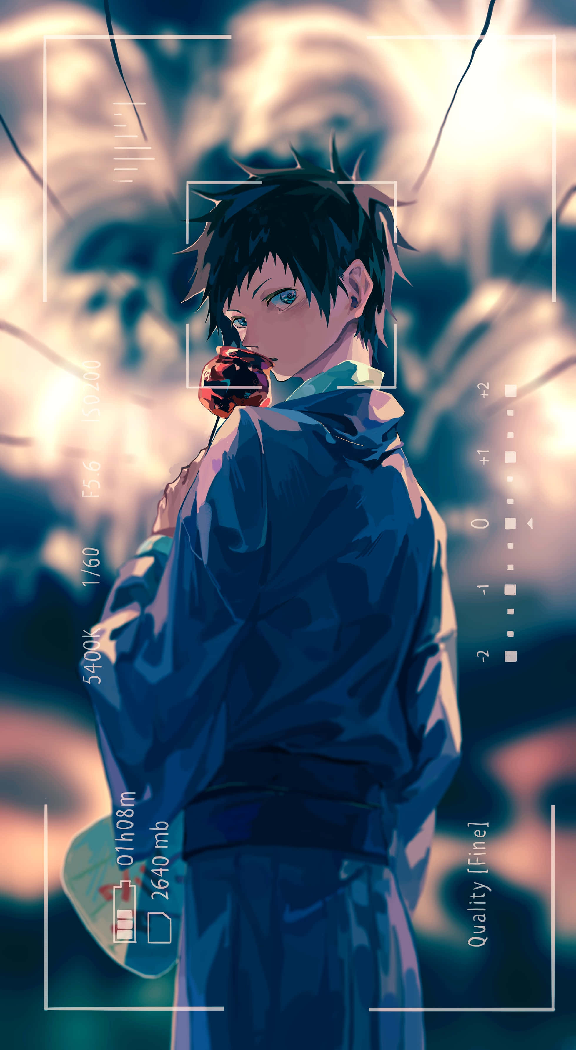 Mikado Ryuugamine 桌布 壁紙 — 一個穿著藍色外套的年輕動漫男孩，在模糊的暖色調背景中將一個紅蘋果貼在唇邊。