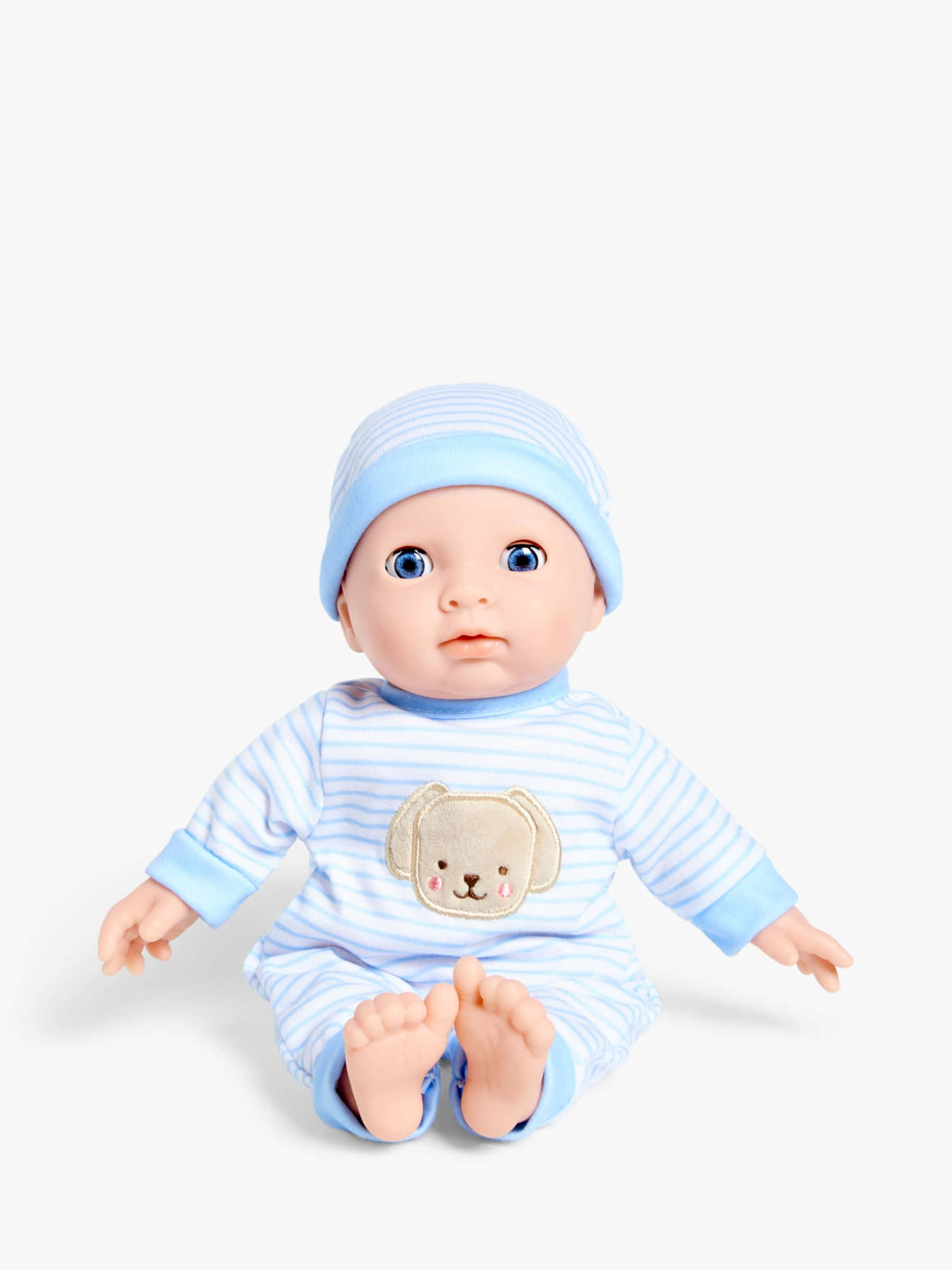 Dolls 桌布 壁紙 — 一個穿著藍色條紋睡衣、帶有熊圖案補丁的嬰兒娃娃坐在純白色背景前。