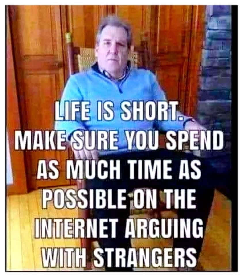 Technology Humor Memes 桌布 壁紙 — 一個穿著藍色毛衣的男人坐在室內木椅上，文字疊加寫著「人生苦短。確保你盡可能多地花時間在互聯網上與陌生人爭論。」