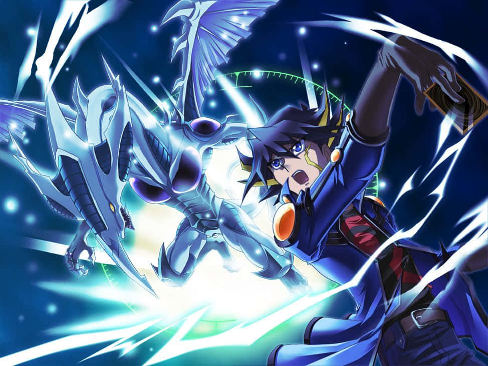 Yusei Fudo 桌布 壁紙 — 一個穿著藍色衣服的年輕動漫男孩在星空下用電能召喚發光的銀龍。