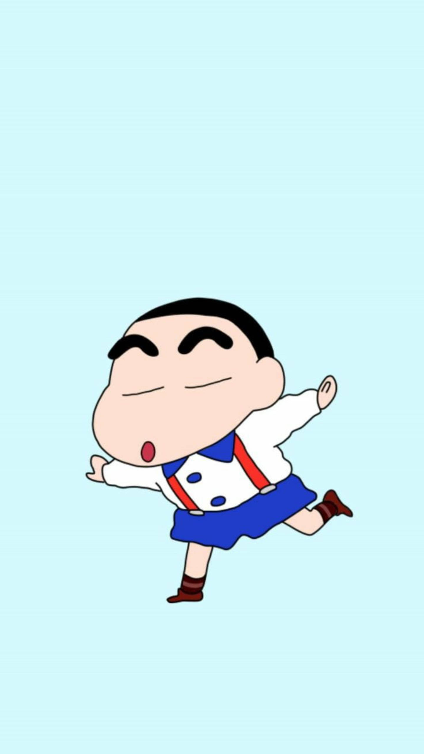 shinchan 桌布 壁紙 — 一個穿著藍色裙子和白色襯衫的快樂卡通男孩在淺藍色背景前歡快地跳舞。