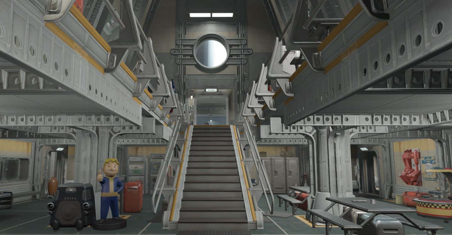 Fallout 4 Vault 桌布 壁紙 — 一個穿著藍色連身工作服的角色站在金屬太空船走廊中，旁邊有一個手提箱，樓梯向上延伸。