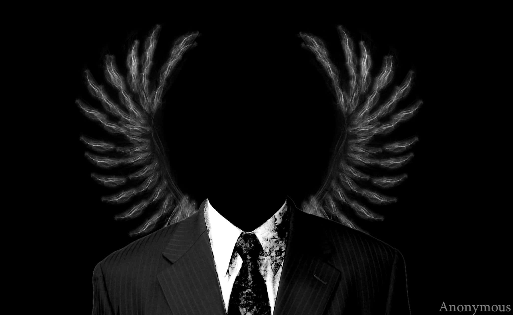 Anonymous 桌布 壁紙 — 一個穿著西裝、沒有面孔、帶有戲劇性羽毛翅膀的黑白人物，背景為深色。
