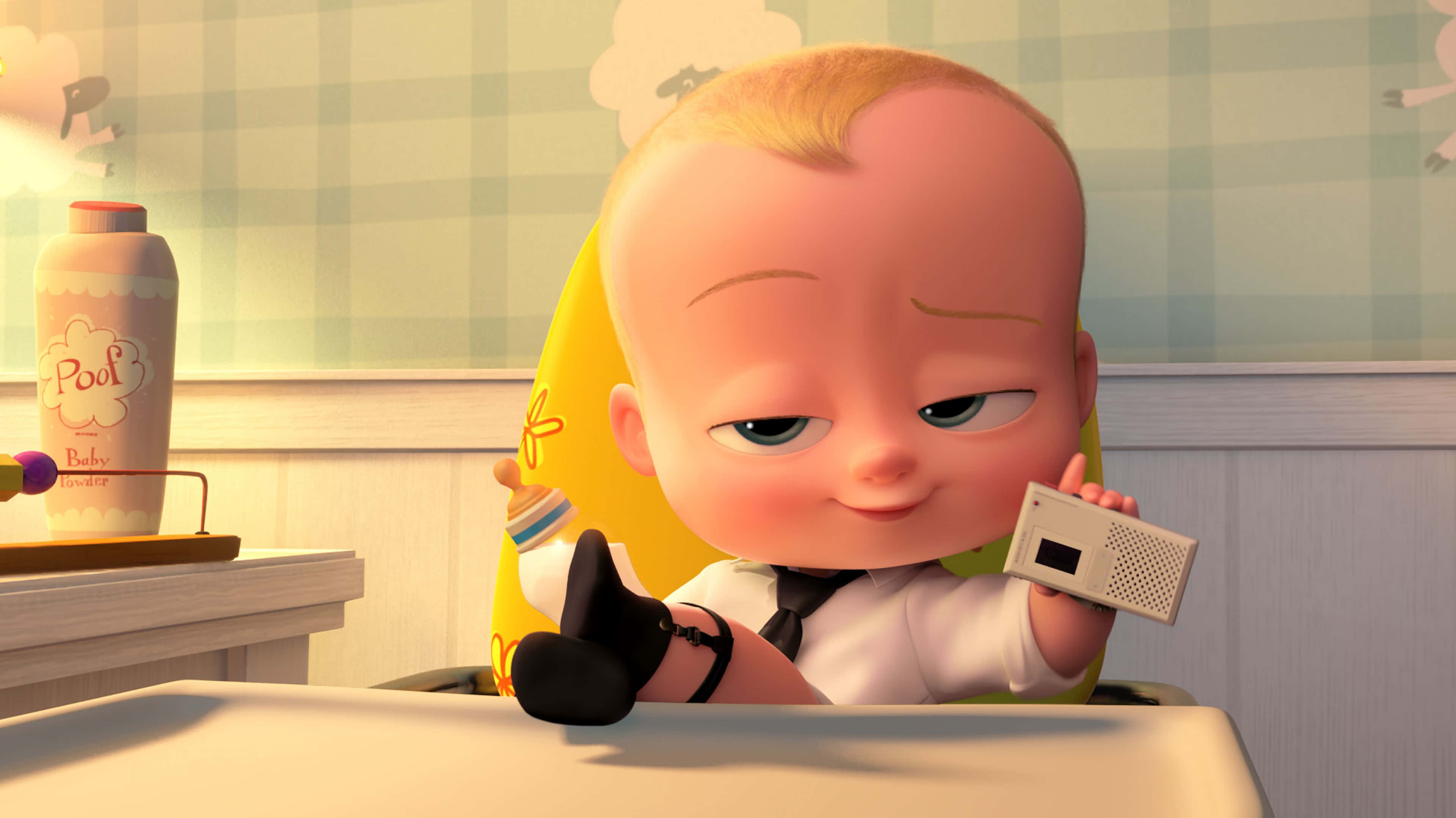 Animation Movies 桌布 壁紙 — 一個穿著西裝的卡通嬰兒老闆坐在辦公桌前，拿著一個小電話，表情得意。