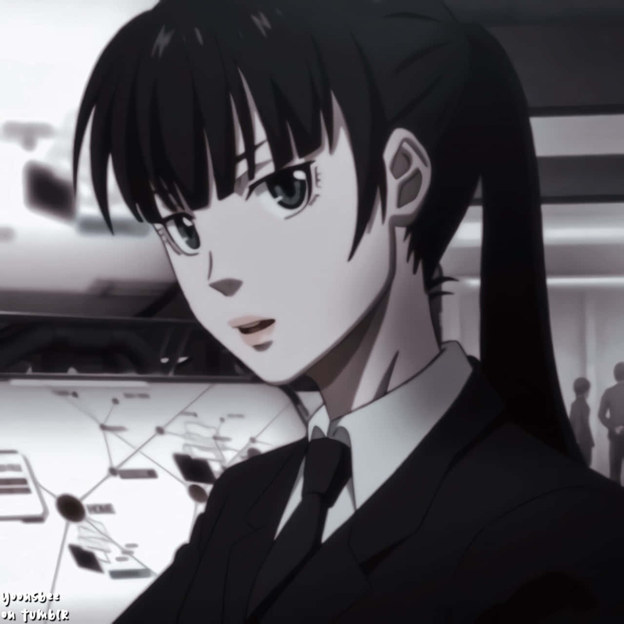 Yayoi Kunizuka 桌布 壁紙 — 一個穿著西裝的單色動畫女孩在昏暗的辦公室裡專注地凝視著一個複雜的網絡圖。
