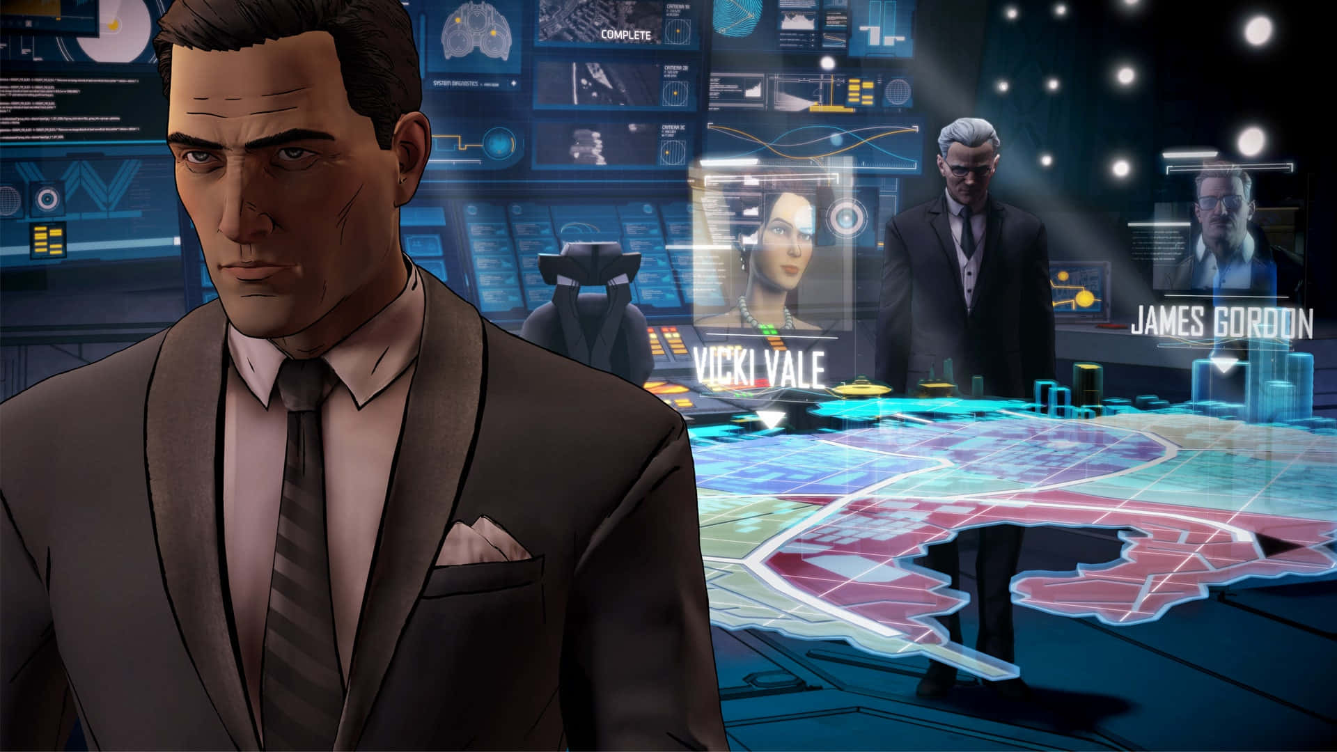 Commissioner Gordon 桌布 壁紙 — 一個穿著西裝的嚴肅男子站在一個發光的全息指揮中心前，顯示著名字和地圖。