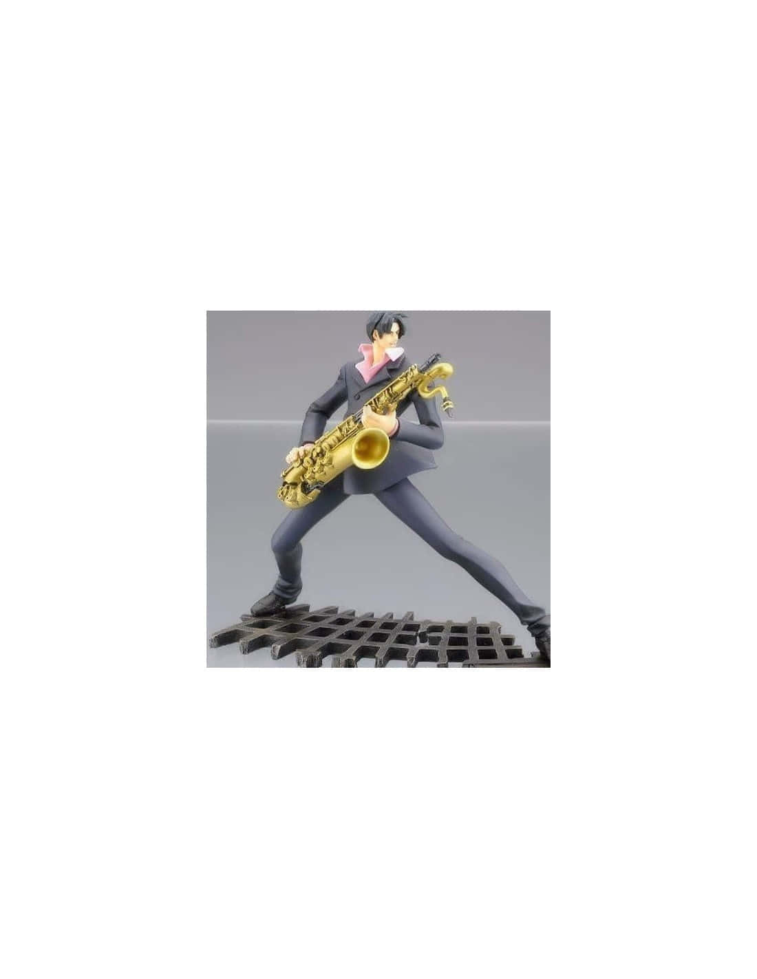 Midvalley The Hornfreak 桌布 壁紙 — 一個穿著西裝的男人在金屬格柵上吹奏金色色士風的動漫人物，背景為純灰色。
