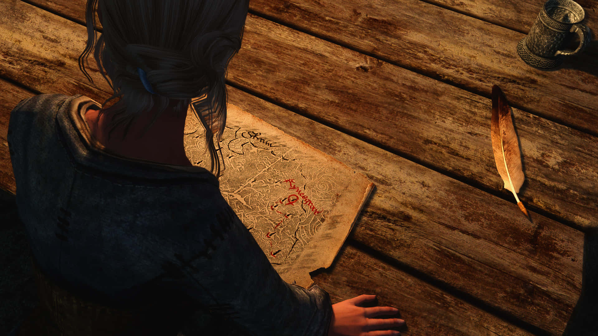 Skyrim Delphine 桌布 壁紙 — 一個穿著連帽斗篷的人正在一張風化的木桌上研究一張古老的地圖，旁邊放著一根羽毛和一個馬克杯。