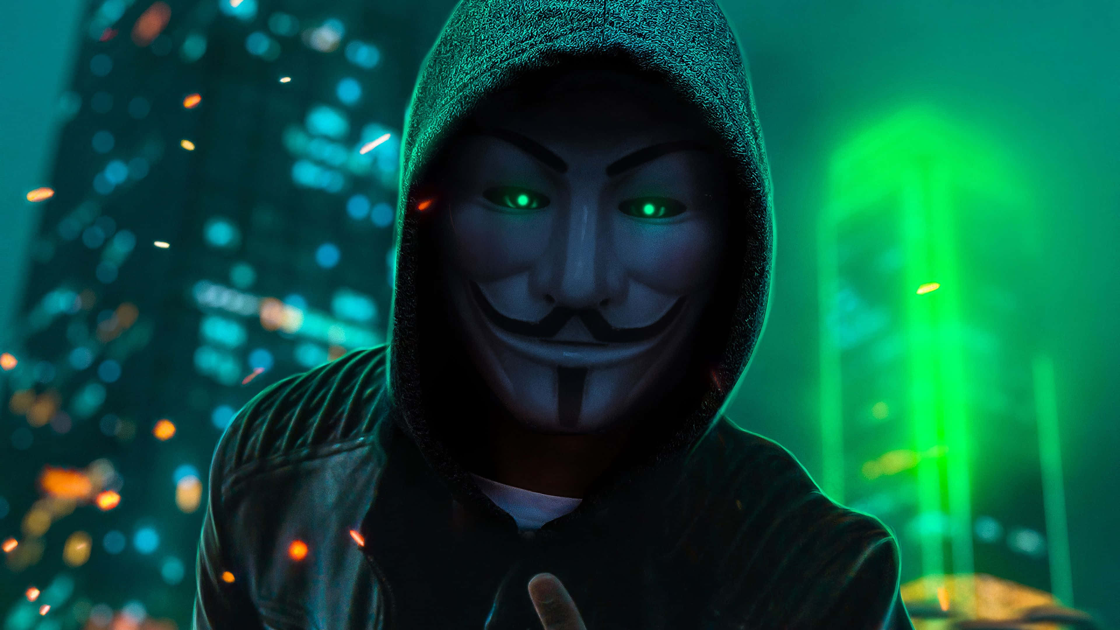 Anonymous 桌布 壁紙 — 一個穿著連帽衫、戴著綠色發光眼睛的蓋伊·福克斯面具的人，在夜晚的霓虹燈城市景觀中站立。