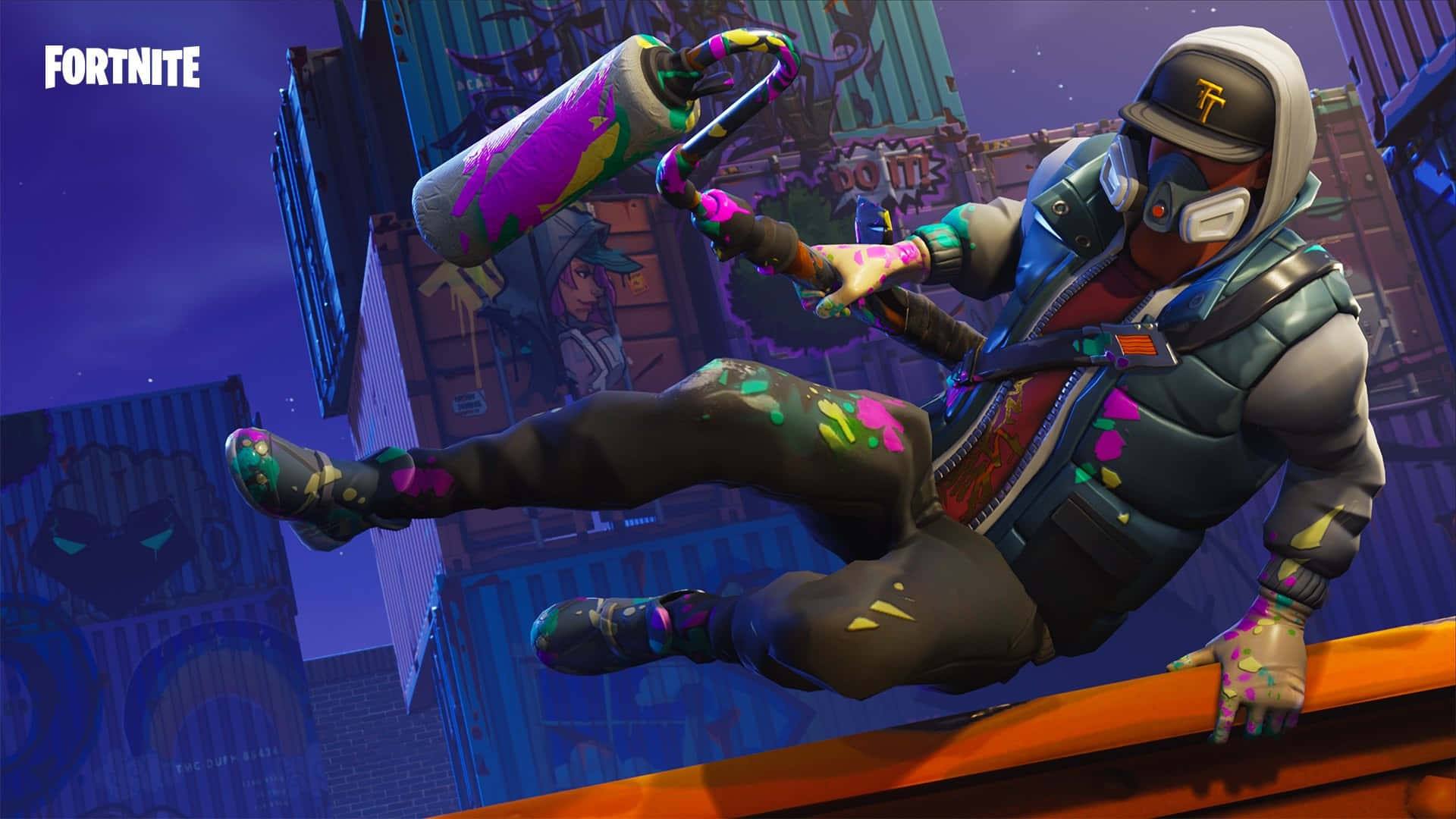 Fortnite Skins Battle Royale 桌布 壁紙 — 一個穿著連帽衫和面具的Fortnite角色在夜晚霓虹燈照亮的天台上揮動沾滿油漆的滾筒。