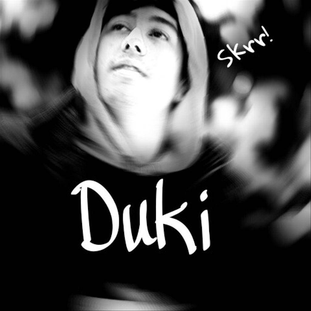 Duki Skrr 壁紙 — 一個穿著連帽衫的人的黑白動態模糊肖像，上面覆蓋著「Duki」和「Skrr!」文字。