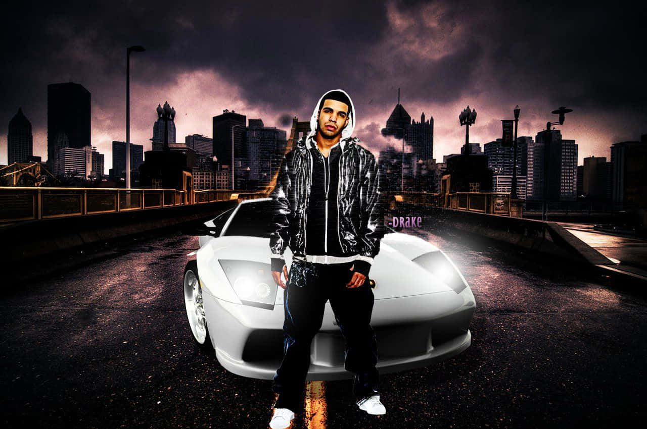 Drake 桌布 壁紙 — 一個穿著連帽衫的男人自信地站在城市橋樑上的一輛白色跑車旁邊，背景是暴風雨般的紫色天空。