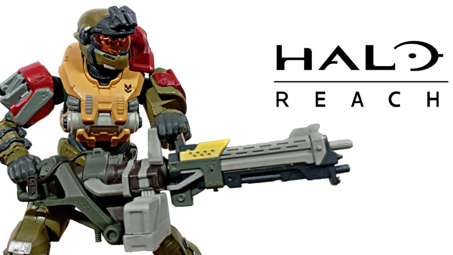 Jorge-052 桌布 壁紙 — 一個穿著黃色和紅色盔甲的Halo Reach斯巴達行動人偶，在白色背景前手持重型武器，並帶有遊戲標誌。