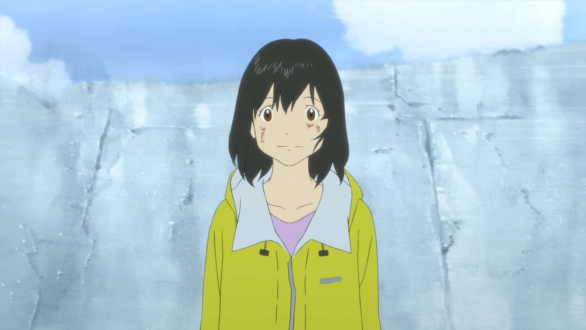 Wolf Children 桌布 壁紙 — 一個穿著黃色外套的年輕動漫女孩站在陰天下一道裂開的冰牆前。
