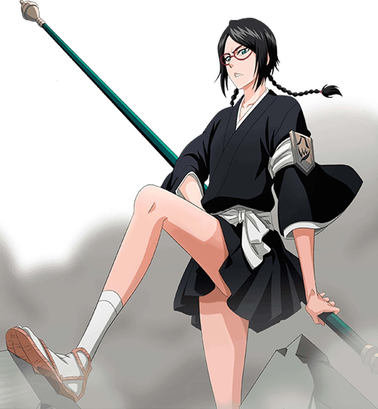 Lisa Yadomaru 桌布 壁紙 — 一個穿著黑色制服、戴紅色眼鏡、辮子頭髮的動漫女孩，自信地坐在灰色背景前，手持綠色法杖。