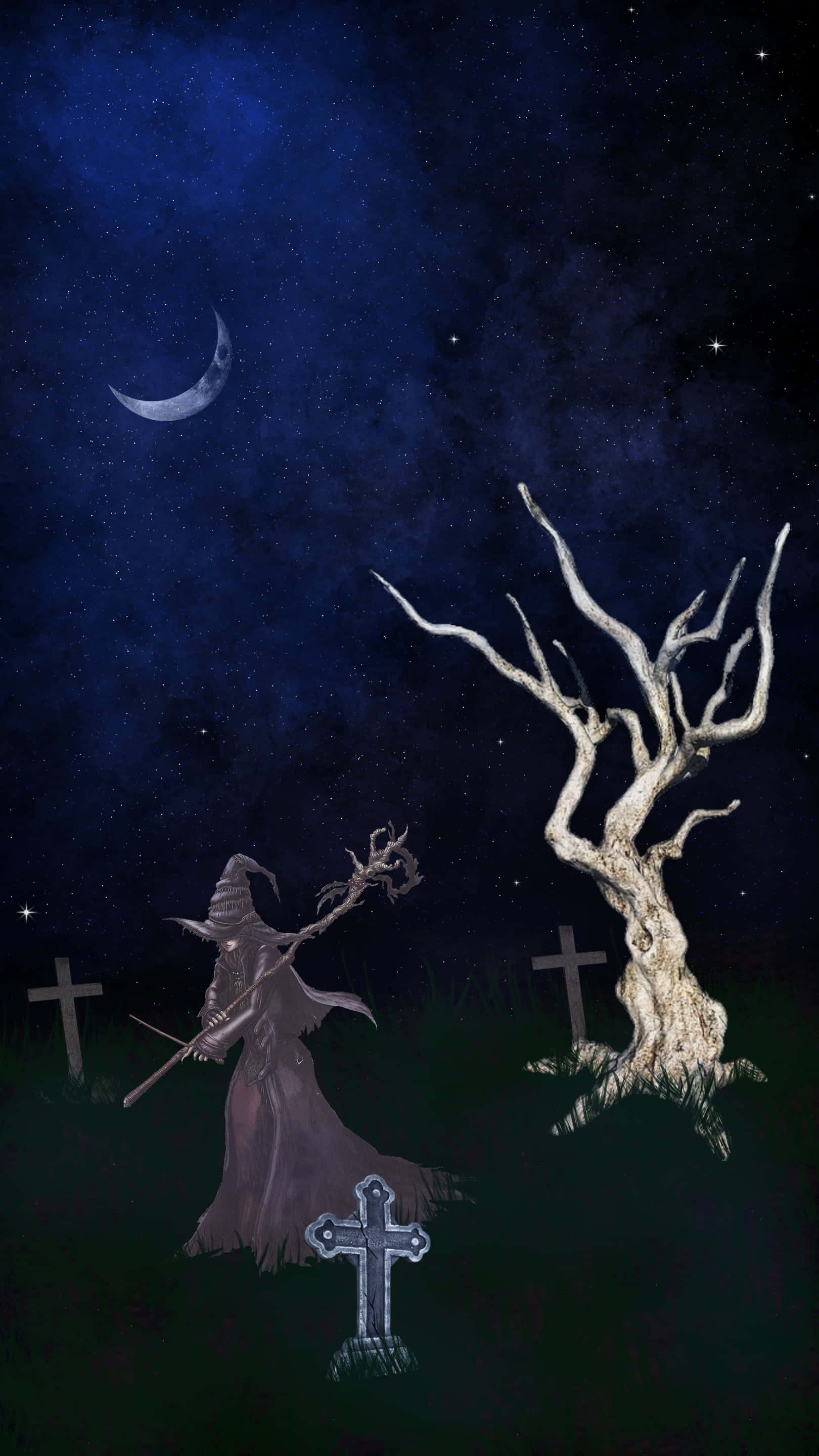 Witching Hour 桌布 壁紙 — 一個穿著黑色斗篷的女巫在彎月下穿過墓地，有一棵扭曲的樹和發光的十字架。