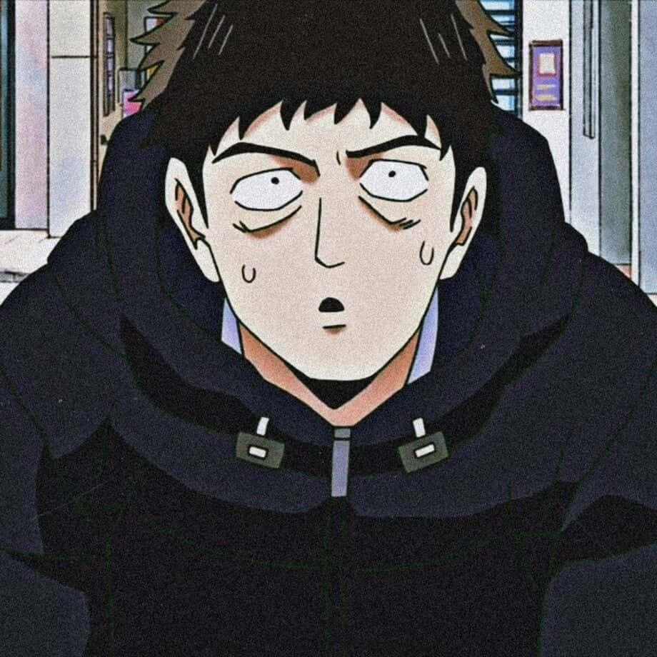 Katsuya Serizawa 桌布 壁紙 — 一個穿著黑色連帽衫的受驚動漫男孩，睜大眼睛，汗水從太陽穴滴落。
