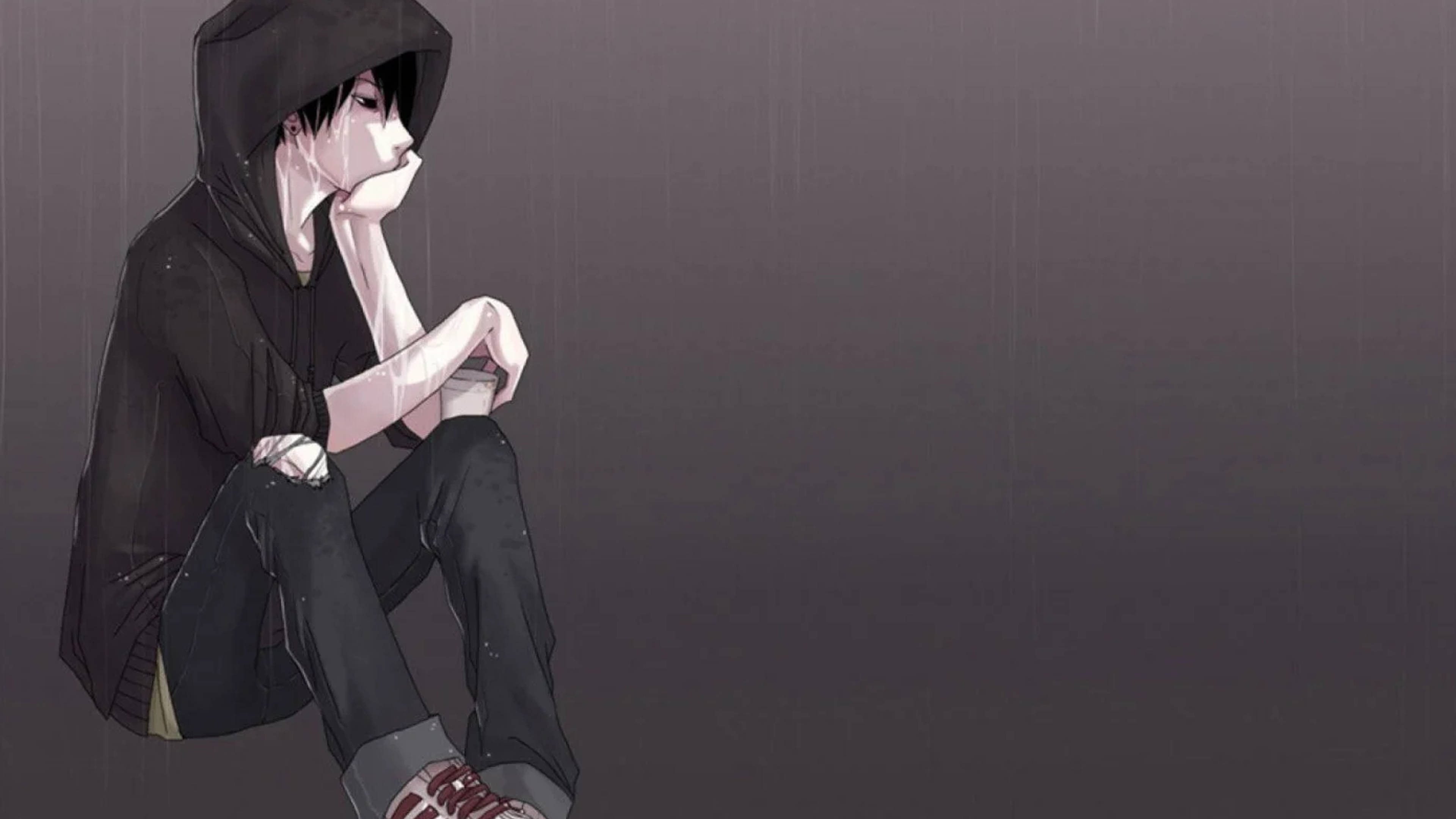 桌布 壁紙 — 一個穿著黑色連帽衫的憂鬱動漫男孩獨自坐在雨中，他的臉半隱半現，在灰色背景下傳達出深深的孤獨感。