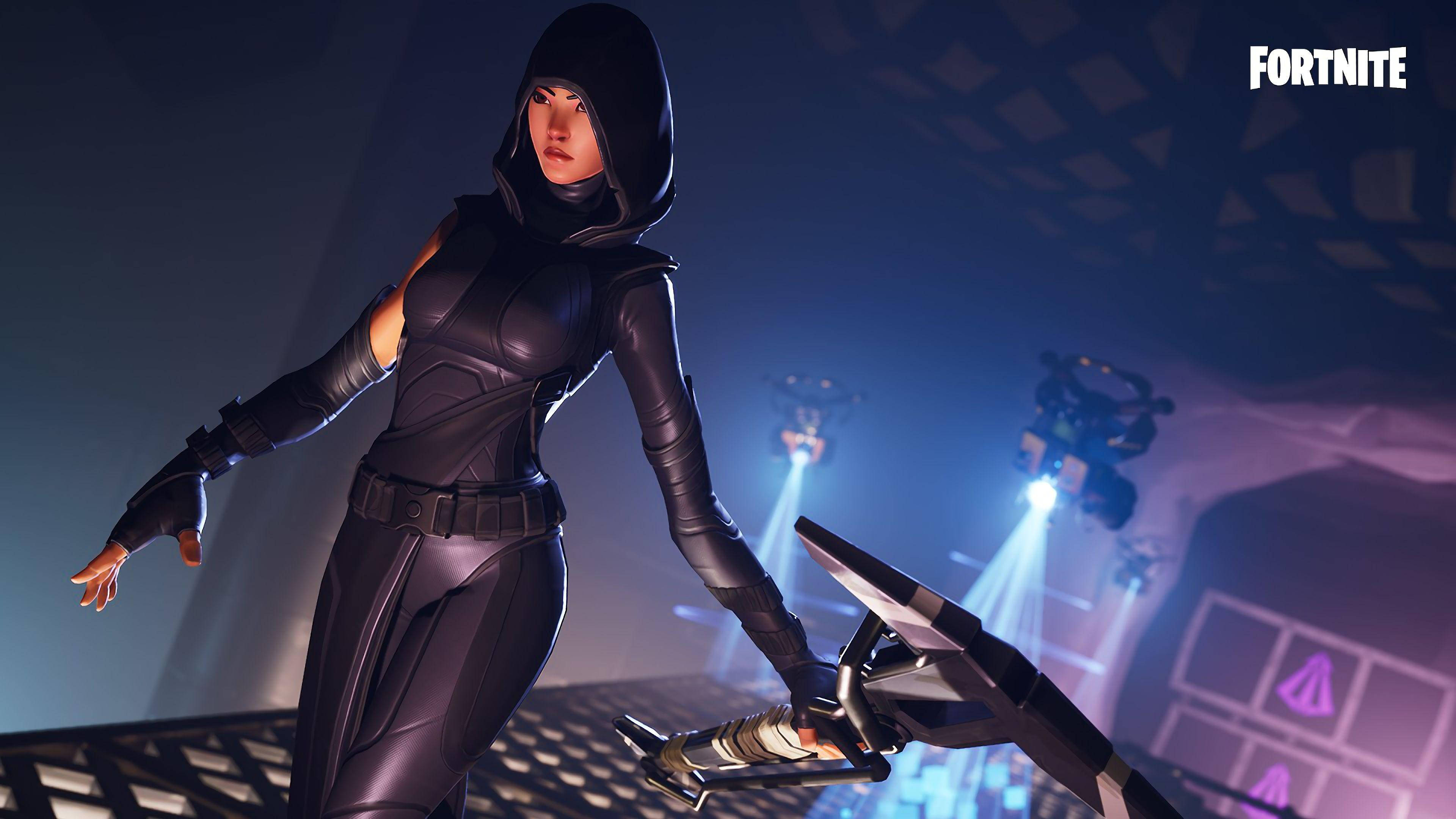 Fortnite 桌布 壁紙 — 一個穿著黑色連帽裝備的Fortnite角色，在未來風格的競技場中，於發光的藍色聚光燈下手持武器蓄勢待發。