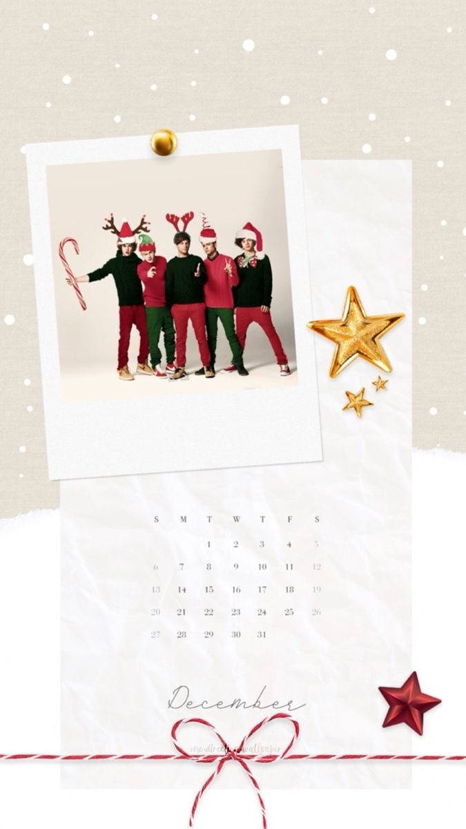 One Direction Aesthetic 桌布 壁紙 — 一個節日十二月日曆，上面釘著五位戴節日帽和拿著拐杖糖的朋友的照片，背景是帶有金色和紅色星星的雪白米色背景。