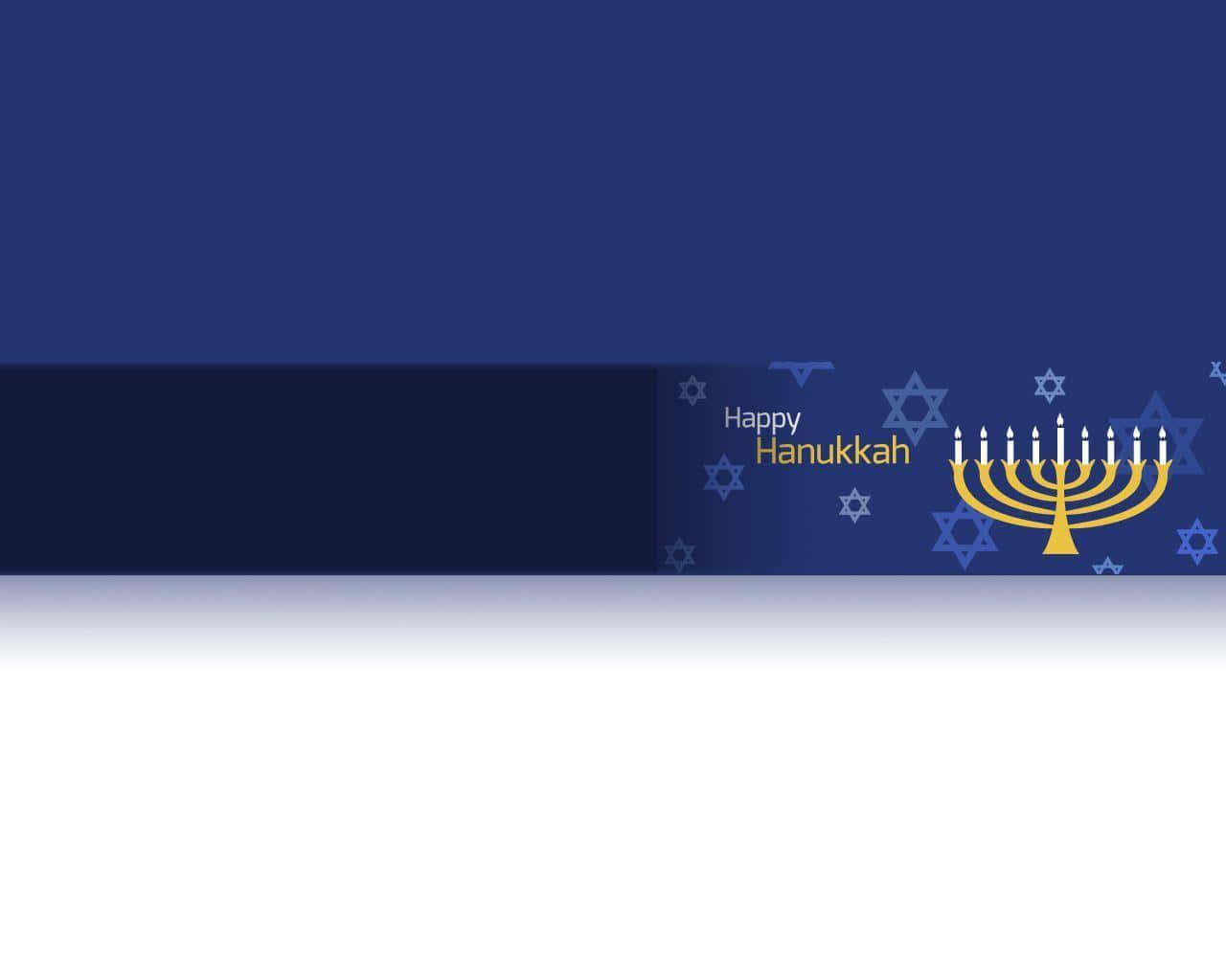 Hanukkah 桌布 壁紙 — 一個節日性的光明節橫幅，在深藍色背景上有一個金色的燭台和藍色的大衛之星。