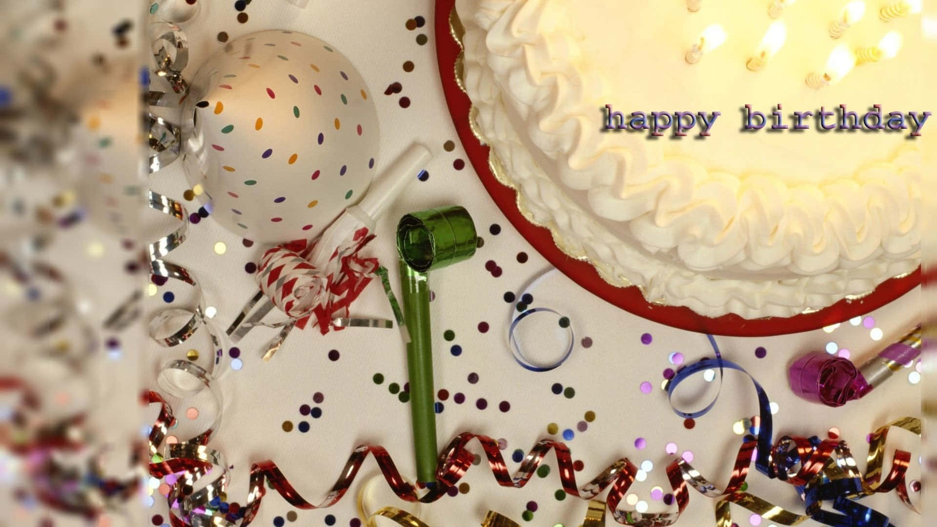 生日祝福 桌布 壁紙 — 一個節日生日蛋糕，上面有燃燒的蠟燭，周圍環繞著彩色紙屑飄帶和派對噪音製造器，放在白色表面上。
