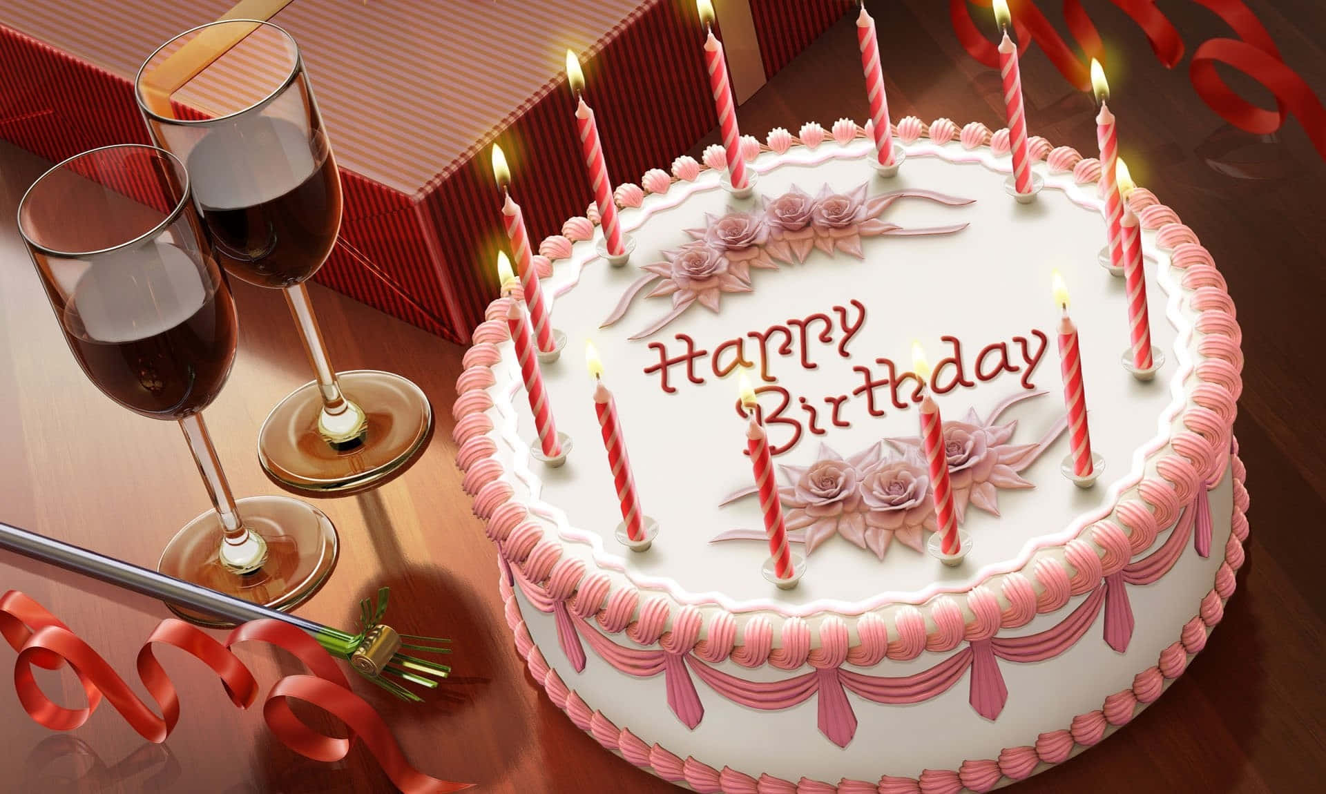 Birthday Wishes 桌布 壁紙 — 一個節日生日蛋糕，上面有粉紅色糖霜、蠟燭和玫瑰，旁邊有兩杯紅酒放在木桌上。