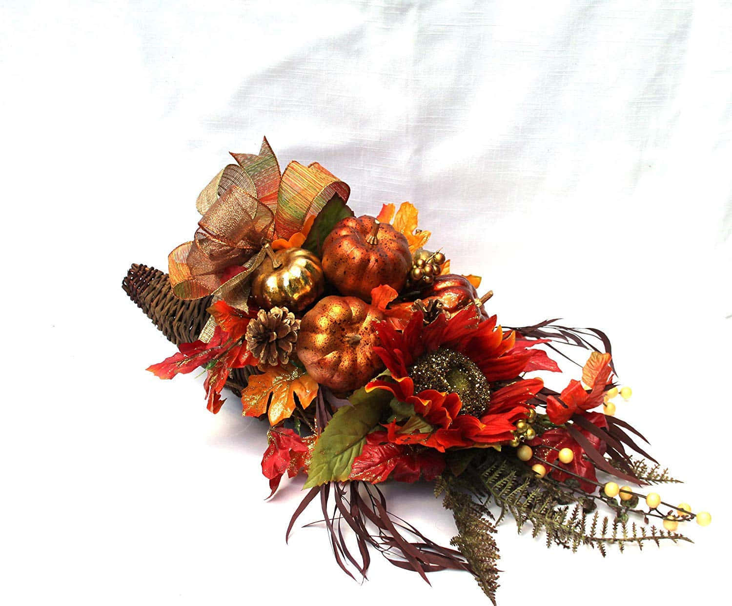 Fall Cornucopia 桌布 壁紙 — 一個節日秋季豐收角，裝滿了南瓜、松果和鮮紅色的葉子，背景為白色。