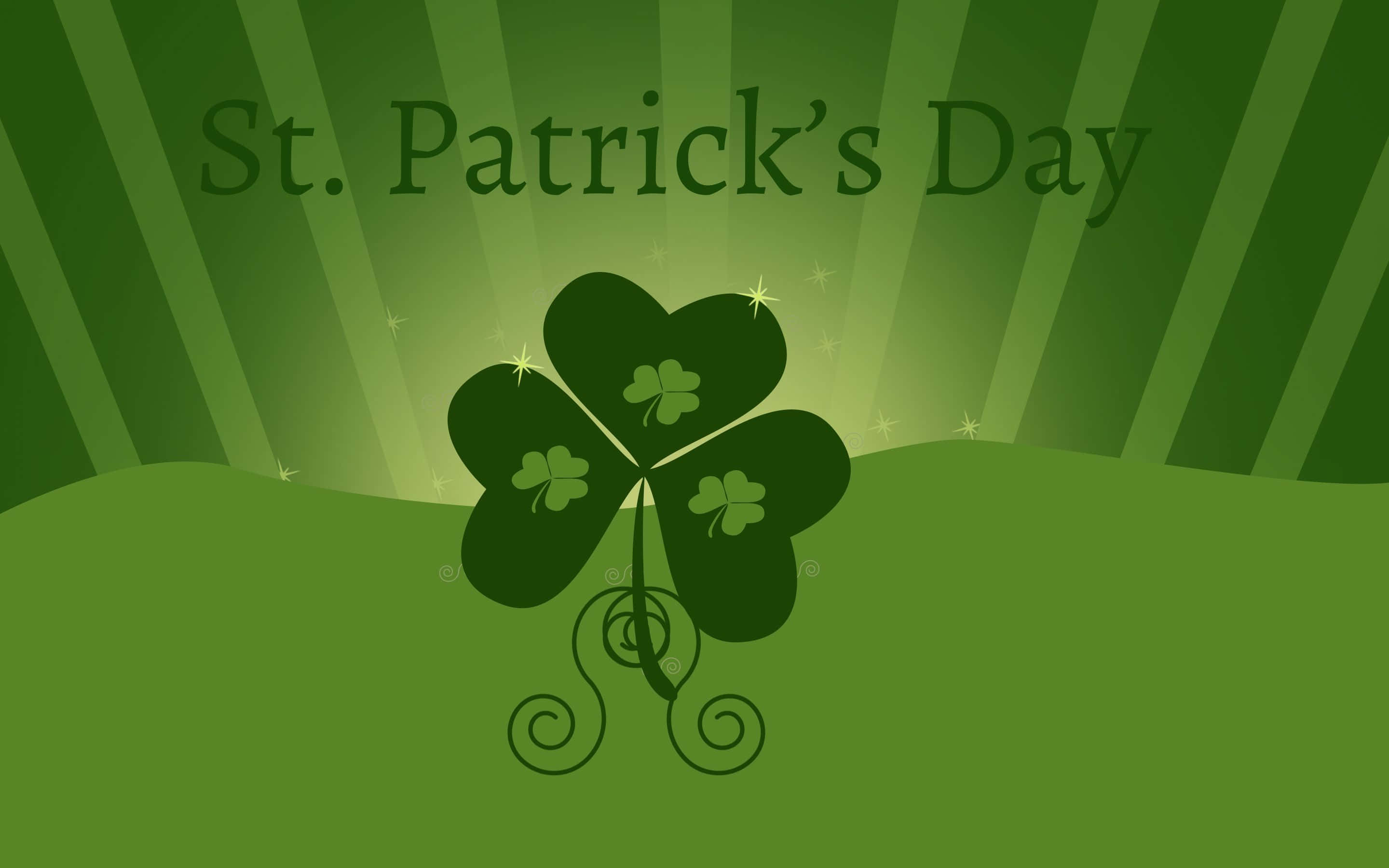 Saint Patricks Day 桌布 壁紙 — 一個節日綠色三葉草，閃爍星星在慶祝聖帕特里克節的明亮條紋背景上發光。