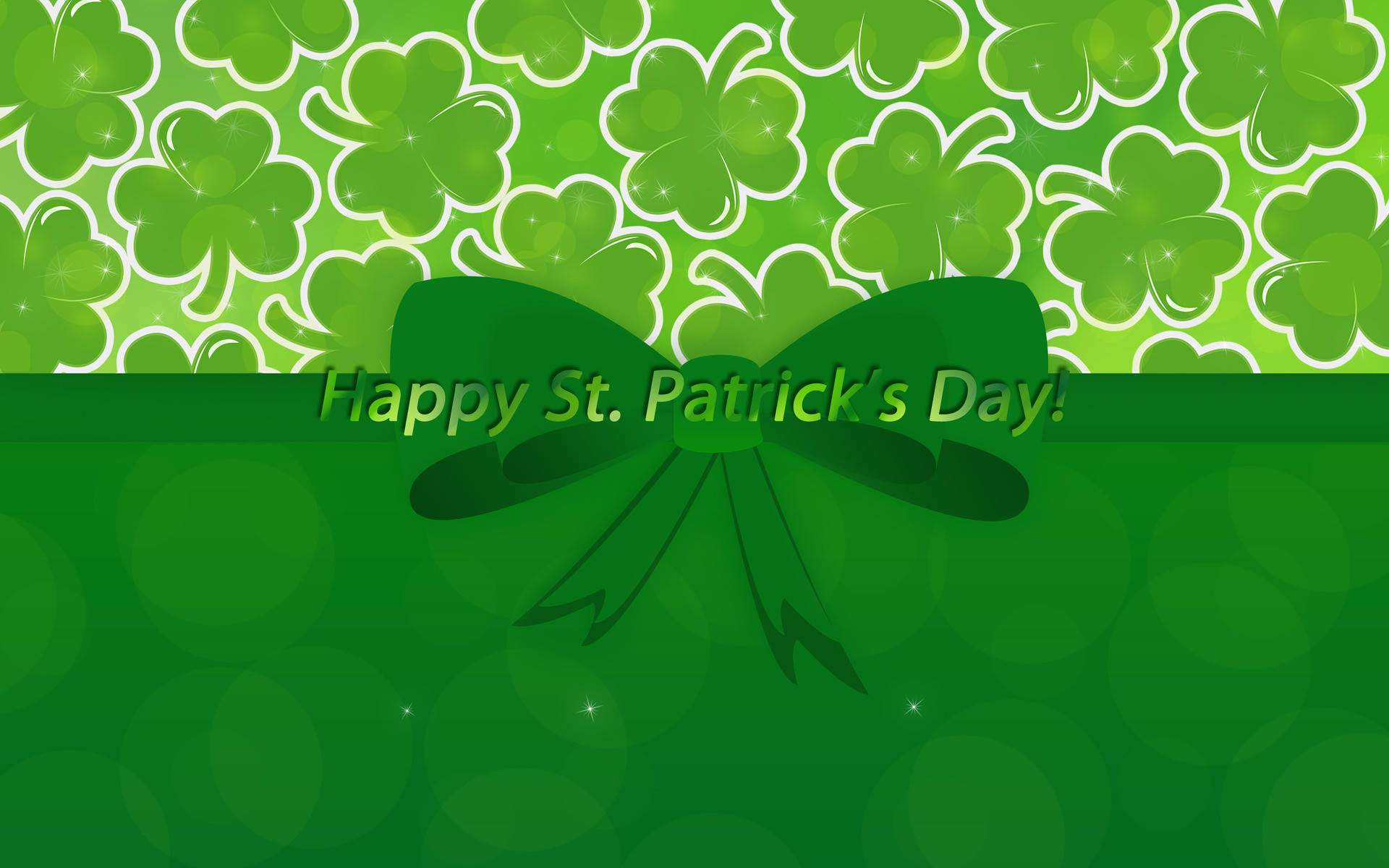 Ribbon And Clover St Patrick's Day 壁紙 — 一個節日綠色蝴蝶結，帶有閃閃發光的三葉草和文字，在充滿活力的綠色漸變背景上慶祝聖帕特里克節。