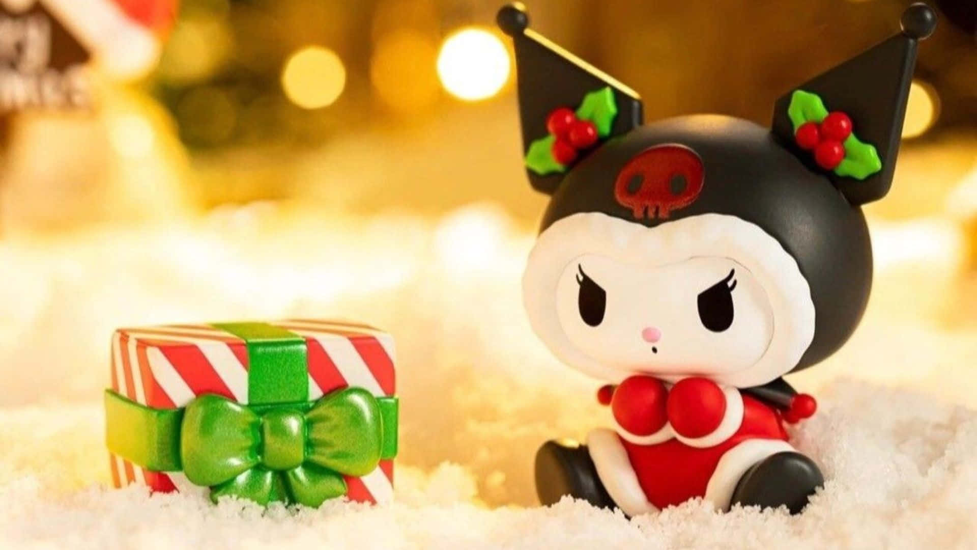 Kuromi Christmas 桌布 壁紙 — 一個節日裝扮的Kuromi公仔穿著假日服飾，坐在一條條紋禮物盒旁邊，背景是雪白的冬日場景和溫暖的散景燈光。