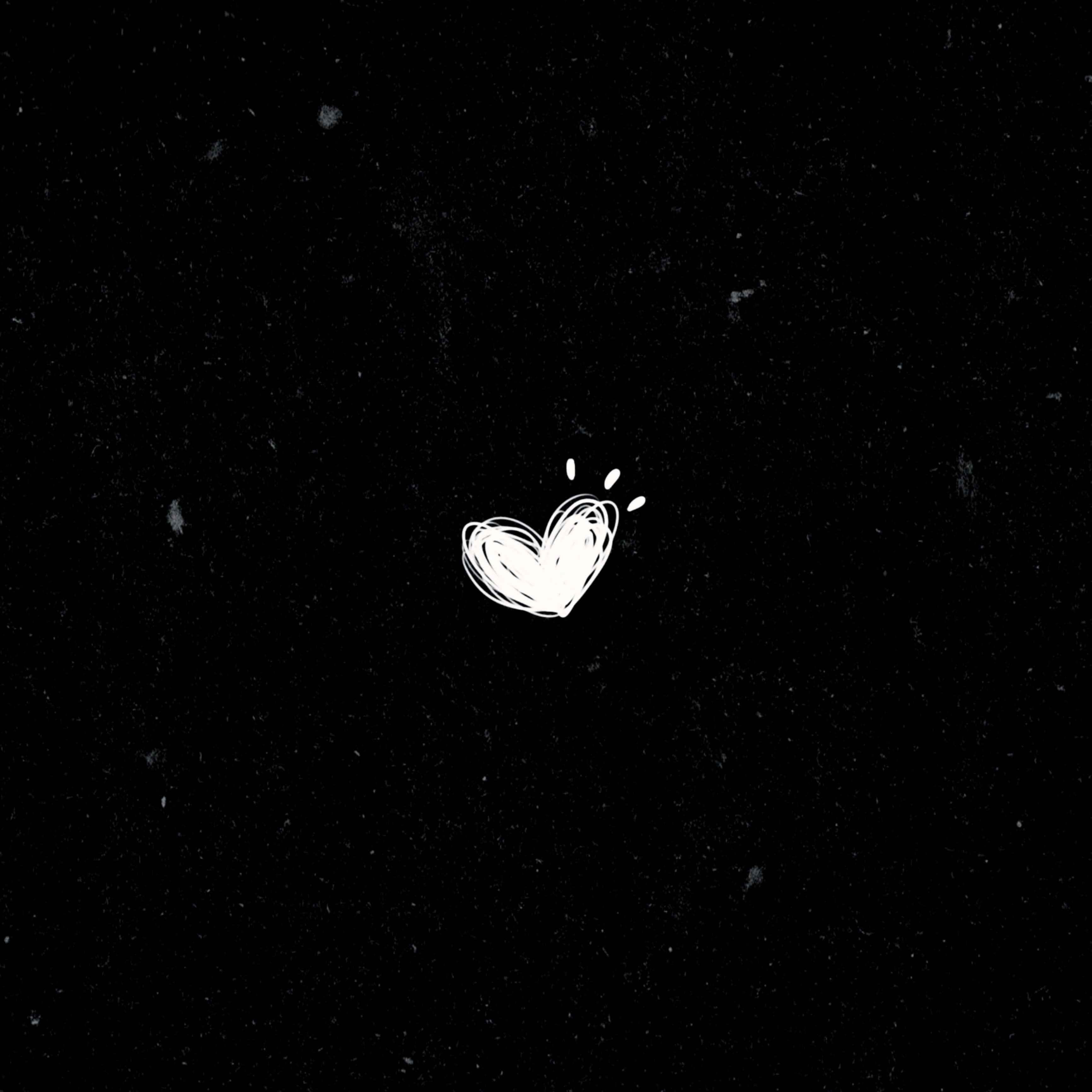 Aesthetic Black Heart 桌布 壁紙 — 一個簡單的白色塗鴉心形，帶有閃光，漂浮在紋理黑色背景上。
