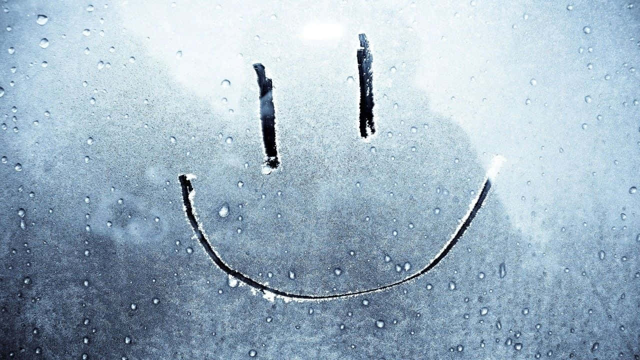 Facebook Cover 桌布 壁紙 — 一個簡單的笑臉，在結霜的雨窗上畫出，帶有水滴和背後的多雲天空。