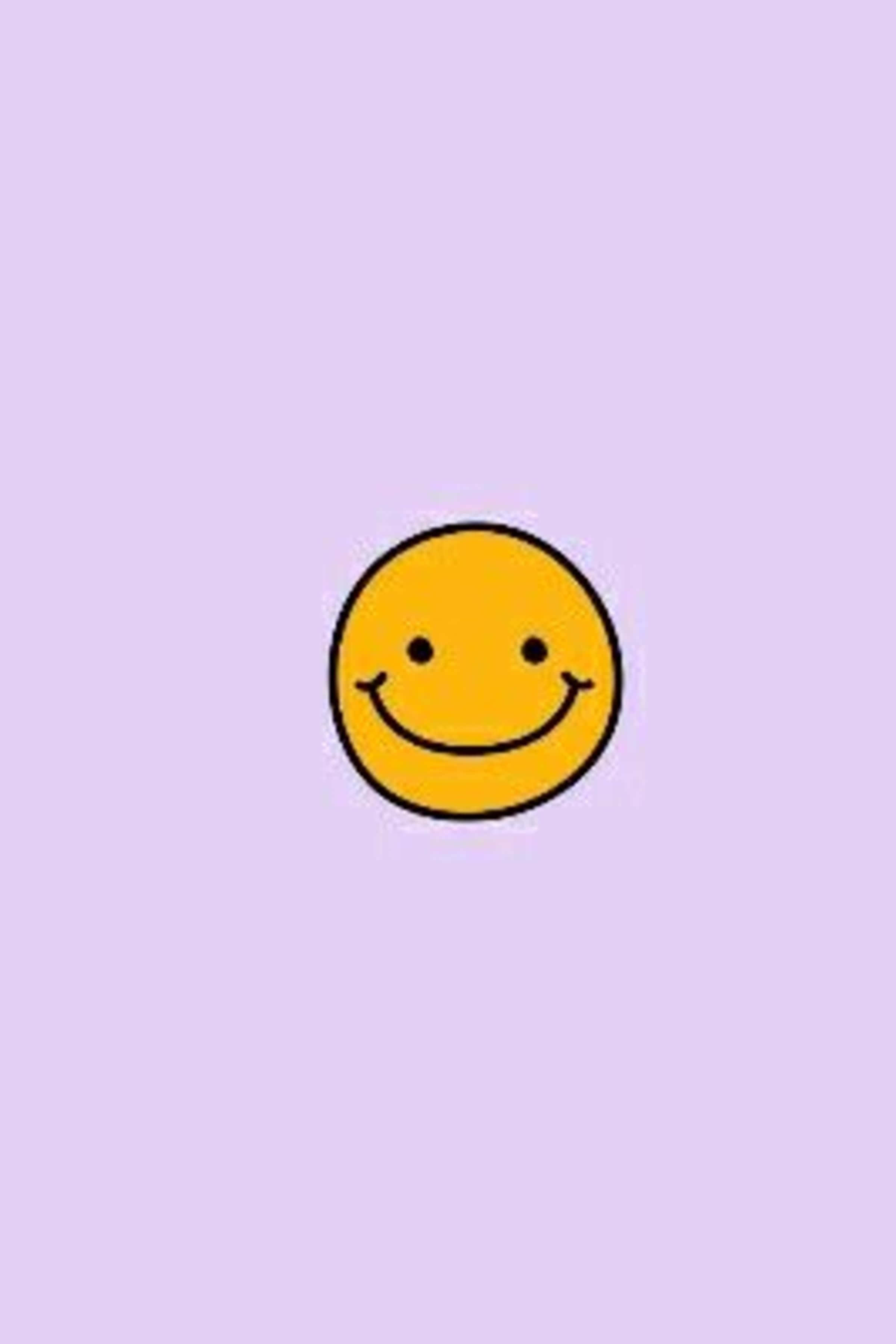Aesthetic Smiley Face 桌布 壁紙 — 一個簡單的黃色笑臉，帶有黑色輪廓，置於柔和的薰衣草背景中央。