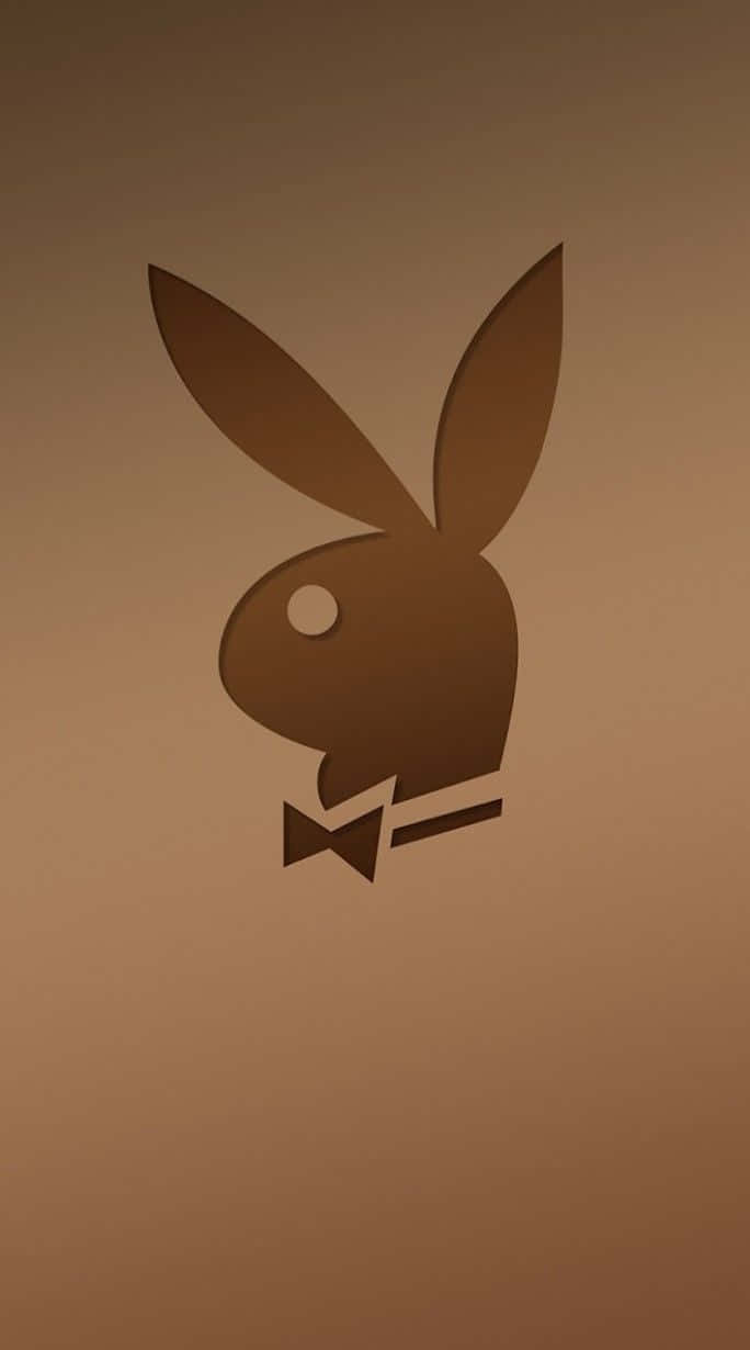 playboy 桌布 壁紙 — 一個簡約的棕色Playboy兔子標誌，帶有蝴蝶結，居中在漸變棕色背景上。