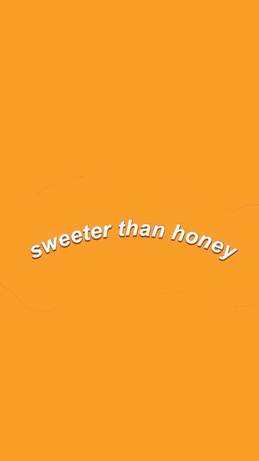 Cute Orange 桌布 壁紙 — 一個簡約的橙色背景，上面有白色彎曲文字寫著「比蜜糖更甜」。