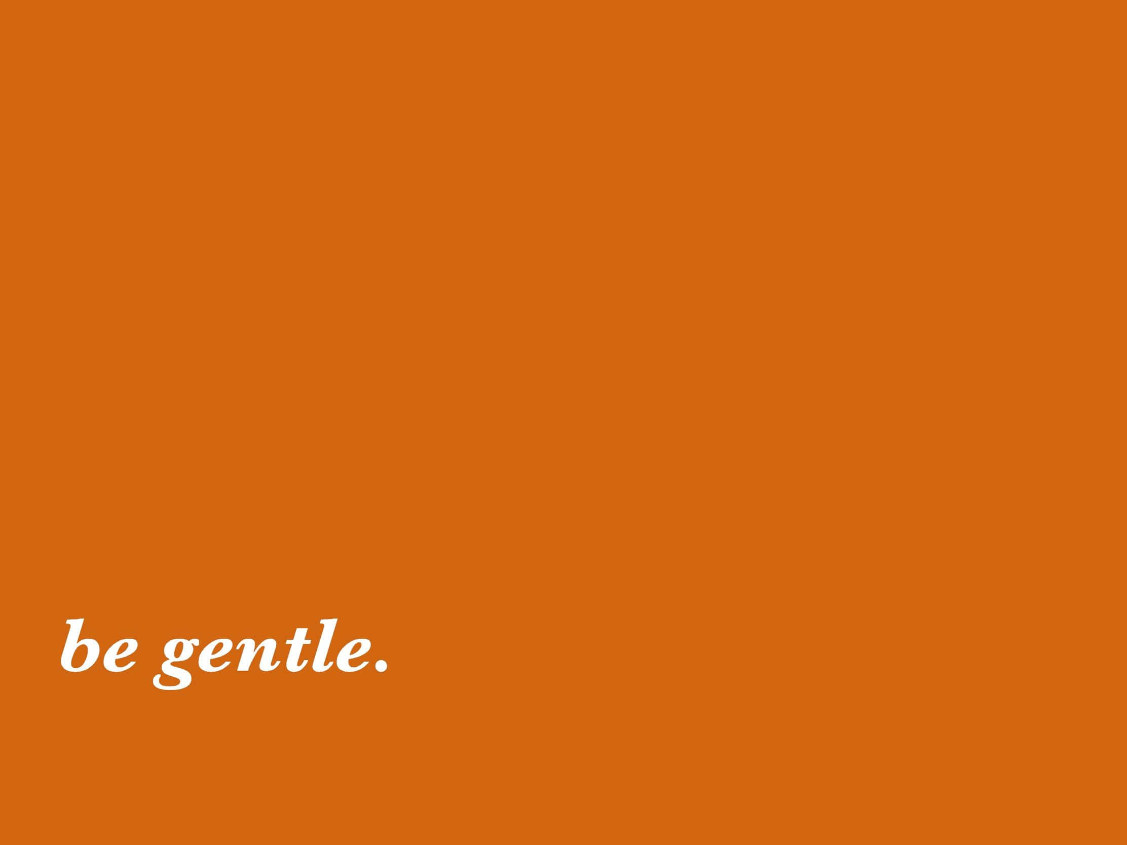 橙色美學 桌布 壁紙 — 一個簡約的橙色背景，上面有白色草書文字 be gentle。