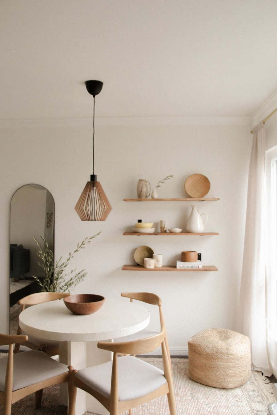 Minimalist Design 桌布 壁紙 — 一個簡約的用餐角落，配有圓桌、木椅、浮動層架，以及透過薄紗窗簾灑進來的自然光。