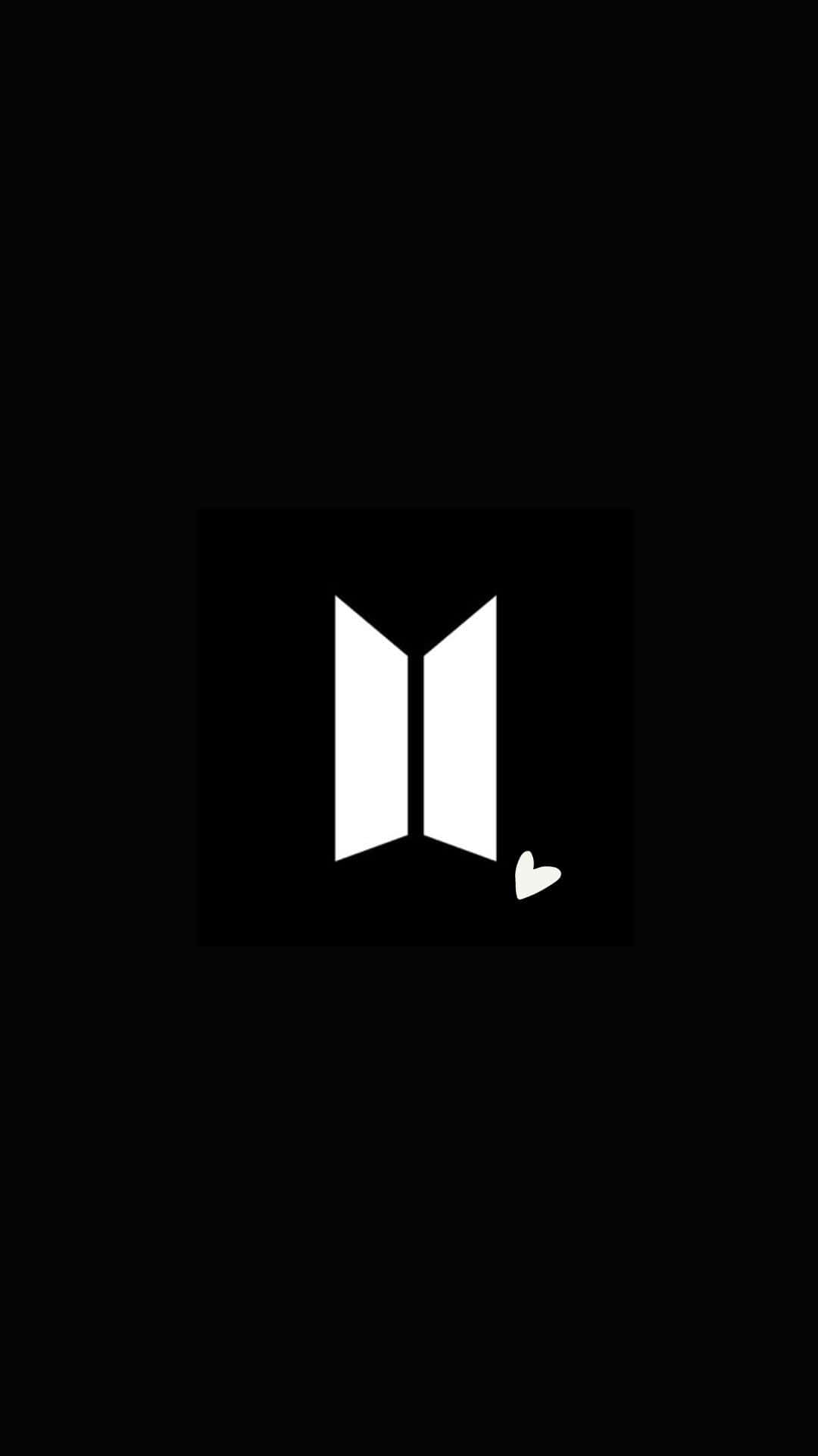 Bts Icon 桌布 壁紙 — 一個簡約的白色BTS標誌，帶有一個小心形，位於純黑色背景上。